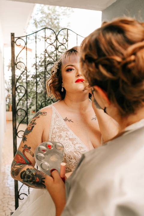 noiva tatuada se maquiando'