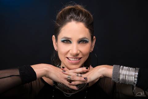 modelo-mostrando-manos-con-uñas-pintadas-color-negro-fotografia-publicitaria-en-Roldan'