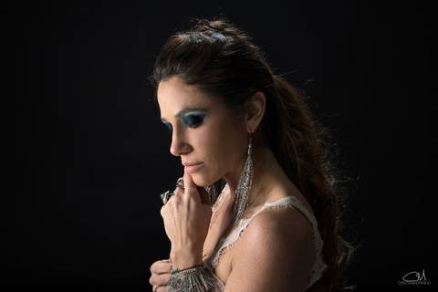 modelo-mujer-joven-maquillada-con-accesorios-plateados-fotografia-publicitaria-en-Roldan'