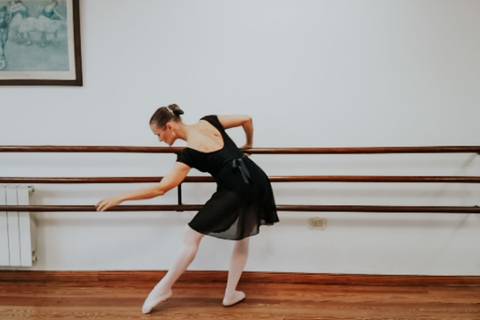 bailarina clasica se agacha'