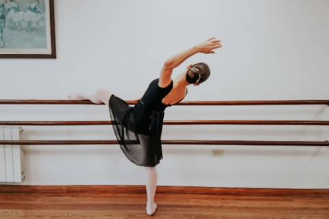 bailarina clasica baila con la barra'