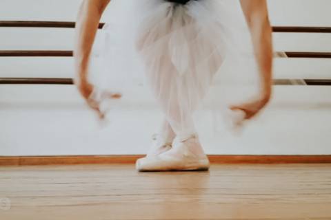 manos de bailarina de acomoda el vestido'