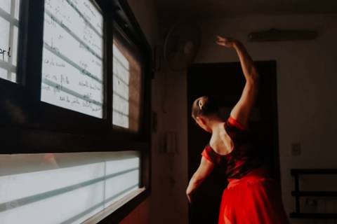 bailarina clasica levanta los brazos'