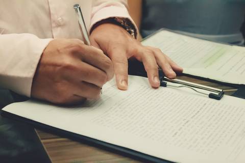 Foto assinando as papeladas do casamento civil'