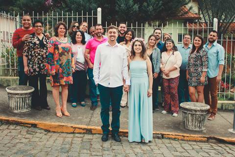 Foto de familia e amigos no casamento'