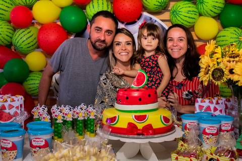 Foto na mesa do bolo de aniversário '