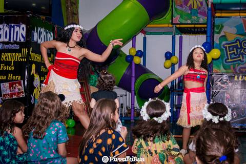 Fotografia da Lara e da Personagem vivo Moana dando um show. Fotografia de festa infantil pirralhitus. Festa Realizada na casa de festas espaço kids, valqueire - Rio de Janeiro'