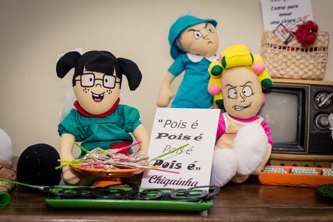 Detalhes da decoração: bonecas de pano da Chiquinha, bruxa do 71 e Dona Florinda, fotografia de festa infantil com o tema A Turma do Chaves'
