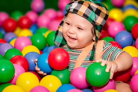 Benjamim na piscina de bolinha - fotografia de festa infantil'
