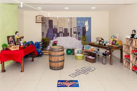 Fotografia panoramica da mesa do bolo, tema: a turma do chaves, rio de janeiro.'