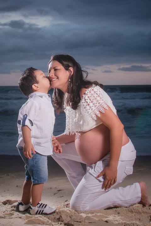 Ensaio gestante na praia de Grumari - Rio de Janeiro, fotografia feita ao pôr-do-sol'