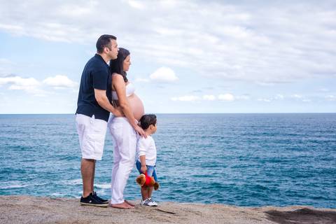 ensaio gestante na praia de grumari, rio de janeiro, família olhando para o horizonte'