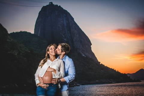 Maria Joana e Rafael durante ensaio gestante na praia vermelha, urca, rio de janeiro!'
