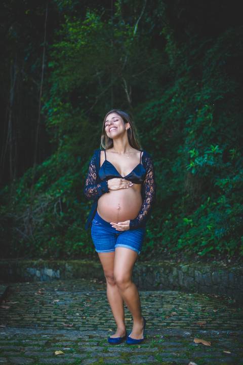 Maria joana, ensaio fotográfico gestante de short jeans, biquini e saida de praia preta, clique de jl tavares para o site pirralhitus'