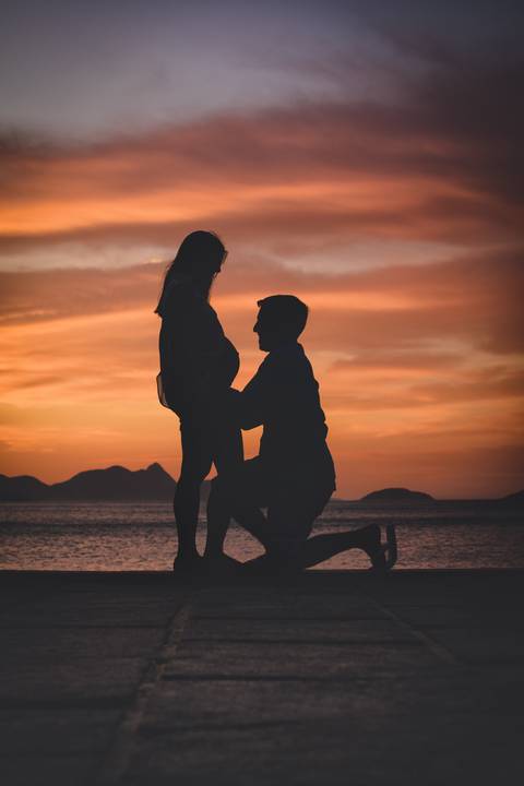 Ensaio gestante ao nascer do sol da Maria Joana e do Rafael, fotografia em silhueta.'