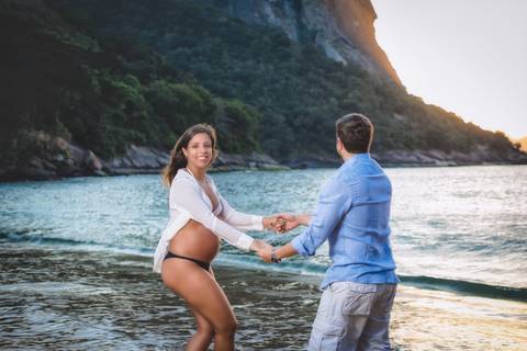 casal na praia durante sessão fotográfica para book gestante no rio de janeiro'