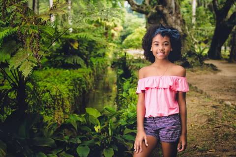 Milena Pinheiro em ensaio fotográfico infantil no Jardim Botânico do Rio de Janeiro.'