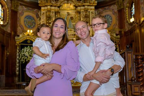 Fotografia de batizado na igreja Nossa Senhora do Brasil São Paulo. Fotos de batizado na igreja Nossa Senhora do Brasil São Paulo. Foto de batizado na igreja Nossa Senhora do Brasil São Paulo. foto de batizado em são paulo e Alphaville.'