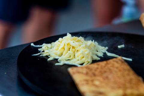 foto aniversário com crepe, foto de festa com crepe, fotografia de aniversario com crepe, foto de crepe, foto aniversario infantil com crepe em Alphaville, foto aniversario infantil em Alphaville, foto em buffet infantil Alphaville.'