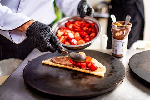 foto aniversário com crepe, foto de festa com crepe, fotografia de aniversario com crepe, foto de crepe, foto aniversario infantil com crepe em Alphaville, foto aniversario infantil em Alphaville, foto em buffet infantil Alphaville, crepe doce.'