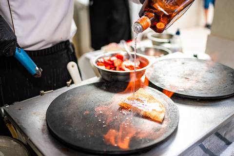 foto aniversário com crepe, foto de festa com crepe, fotografia de aniversario com crepe, foto de crepe, foto aniversario infantil com crepe em Alphaville, foto aniversario infantil em Alphaville, foto em buffet infantil Alphaville, crepe suzette.'