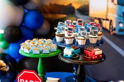 aniversário infantil, buffet estação diversão, alphaville, festa infantil, crianças, caminhões, tema caminhão, decoração caminhão, diversão, alegria, lúdico, brincadeiras direcionadas, variedades, conforto, monitores especializados, menu diversificado'