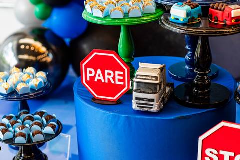 aniversário infantil, buffet estação diversão, alphaville, festa infantil, crianças, caminhões, tema caminhão, decoração caminhão, diversão, alegria, lúdico, brincadeiras direcionadas, variedades, conforto, monitores especializados, menu diversificado'