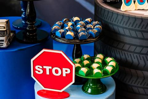 aniversário infantil, buffet estação diversão, alphaville, festa infantil, crianças, caminhões, tema caminhão, decoração caminhão, diversão, alegria, lúdico, brincadeiras direcionadas, variedades, conforto, monitores especializados, menu diversificado'