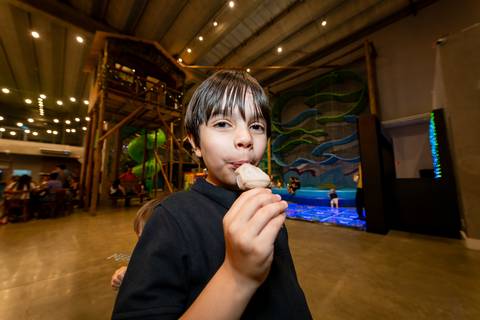 crianaça com picolé, criança com sorvete, aniversário infantil, buffet estação diversão, alphaville, festa infantil, crianças, caminhões, tema caminhão, decoração caminhão, diversão, alegria, lúdico, brincadeiras direcionadas, variedades, conforto'