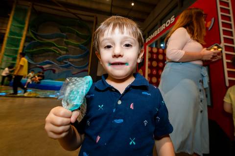 crianaça com picolé, criança com sorvete, aniversário infantil, buffet estação diversão, alphaville, festa infantil, crianças, caminhões, tema caminhão, decoração caminhão, diversão, alegria, lúdico, brincadeiras direcionadas, variedades, conforto'