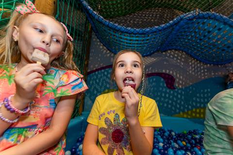 crianaça com picolé, criança com sorvete, aniversário infantil, buffet estação diversão, alphaville, festa infantil, crianças, caminhões, tema caminhão, decoração caminhão, diversão, alegria, lúdico, brincadeiras direcionadas, variedades, conforto'