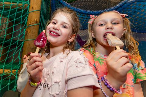 crianaça com picolé, criança com sorvete, aniversário infantil, buffet estação diversão, alphaville, festa infantil, crianças, caminhões, tema caminhão, decoração caminhão, diversão, alegria, lúdico, brincadeiras direcionadas, variedades, conforto'