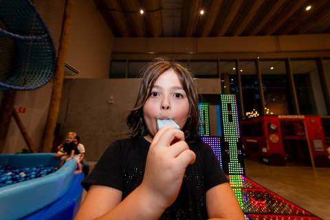 crianaça com picolé, criança com sorvete, aniversário infantil, buffet estação diversão, alphaville, festa infantil, crianças, caminhões, tema caminhão, decoração caminhão, diversão, alegria, lúdico, brincadeiras direcionadas, variedades, conforto'