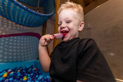 crianaça com picolé, criança com sorvete, aniversário infantil, buffet estação diversão, alphaville, festa infantil, crianças, caminhões, tema caminhão, decoração caminhão, diversão, alegria, lúdico, brincadeiras direcionadas, variedades, conforto'