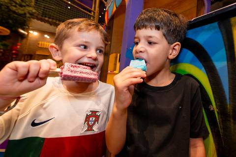 crianaça com picolé, criança com sorvete, aniversário infantil, buffet estação diversão, alphaville, festa infantil, crianças, caminhões, tema caminhão, decoração caminhão, diversão, alegria, lúdico, brincadeiras direcionadas, variedades, conforto'