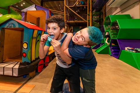 crianaça com picolé, criança com sorvete, aniversário infantil, buffet estação diversão, alphaville, festa infantil, crianças, caminhões, tema caminhão, decoração caminhão, diversão, alegria, lúdico, brincadeiras direcionadas, variedades, conforto'