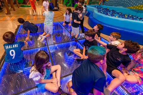 crianças na pista de dança do buffet, aniversário infantil, buffet estação diversão, alphaville, festa infantil, crianças, caminhões, tema caminhão, decoração caminhão, diversão, alegria, lúdico, brincadeiras direcionadas'