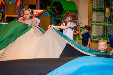 aniversário infantil, buffet estação diversão, alphaville, festa infantil, crianças, caminhões, tema caminhão, decoração caminhão, diversão, alegria, lúdico, brincadeiras direcionadas, variedades, conforto, monitores especializados, menu diversificado'