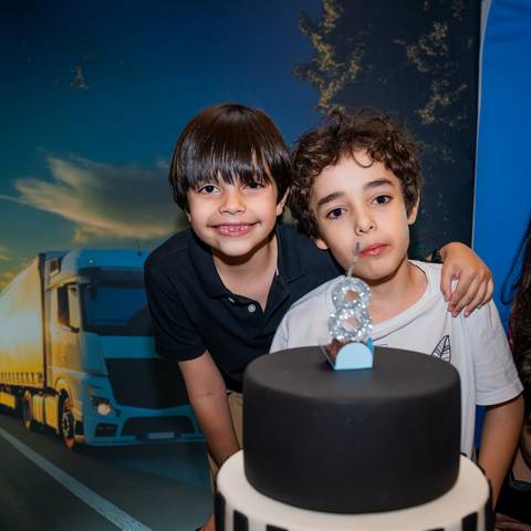 apagando a vela, criança apagando a velinha, parabéns, crianaça com picolé, criança com sorvete, aniversário infantil, buffet estação diversão, alphaville, festa infantil, crianças, caminhões, tema caminhão, decoração caminhão, diversão, alegria, lúdico'