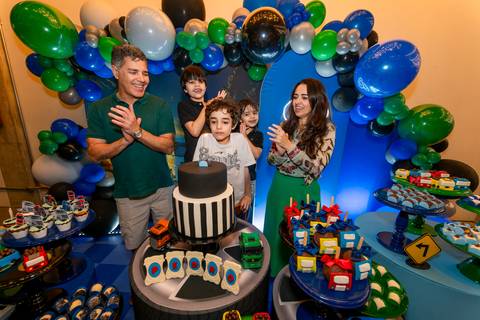 apagando a vela, criança apagando a velinha, parabéns, crianaça com picolé, criança com sorvete, aniversário infantil, buffet estação diversão, alphaville, festa infantil, crianças, caminhões, tema caminhão, decoração caminhão, diversão, alegria, lúdico'