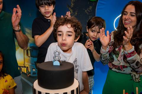 apagando a vela, criança apagando a velinha, parabéns, crianaça com picolé, criança com sorvete, aniversário infantil, buffet estação diversão, alphaville, festa infantil, crianças, caminhões, tema caminhão, decoração caminhão, diversão, alegria, lúdico'