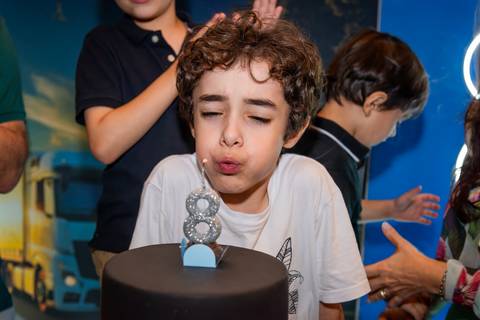 apagando a vela, criança apagando a velinha, parabéns, crianaça com picolé, criança com sorvete, aniversário infantil, buffet estação diversão, alphaville, festa infantil, crianças, caminhões, tema caminhão, decoração caminhão, diversão, alegria, lúdico'