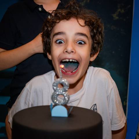 apagando a vela, criança apagando a velinha, parabéns, crianaça com picolé, criança com sorvete, aniversário infantil, buffet estação diversão, alphaville, festa infantil, crianças, caminhões, tema caminhão, decoração caminhão, diversão, alegria, lúdico'