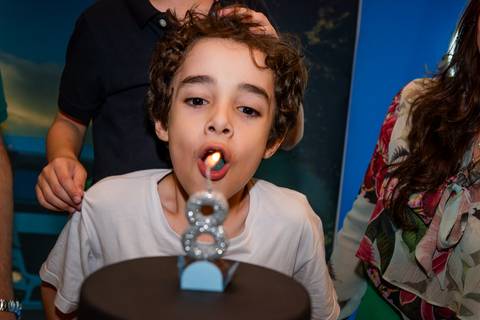 apagando a vela, criança apagando a velinha, parabéns, crianaça com picolé, criança com sorvete, aniversário infantil, buffet estação diversão, alphaville, festa infantil, crianças, caminhões, tema caminhão, decoração caminhão, diversão, alegria, lúdico'