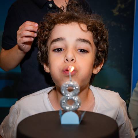 apagando a vela, criança apagando a velinha, parabéns, crianaça com picolé, criança com sorvete, aniversário infantil, buffet estação diversão, alphaville, festa infantil, crianças, caminhões, tema caminhão, decoração caminhão, diversão, alegria, lúdico'