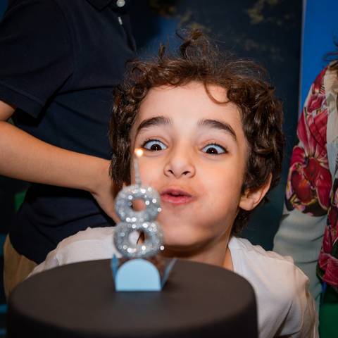 apagando a vela, criança apagando a velinha, parabéns, crianaça com picolé, criança com sorvete, aniversário infantil, buffet estação diversão, alphaville, festa infantil, crianças, caminhões, tema caminhão, decoração caminhão, diversão, alegria, lúdico'