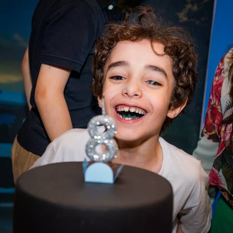 apagando a vela, criança apagando a velinha, parabéns, crianaça com picolé, criança com sorvete, aniversário infantil, buffet estação diversão, alphaville, festa infantil, crianças, caminhões, tema caminhão, decoração caminhão, diversão, alegria, lúdico'