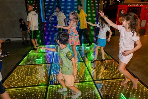 crianças na pista de dança do buffet, aniversário infantil, buffet estação diversão, alphaville, festa infantil, crianças, caminhões, tema caminhão, decoração caminhão, diversão, alegria, lúdico, brincadeiras direcionadas'