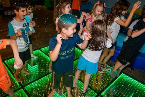 crianças na pista de dança do buffet, aniversário infantil, buffet estação diversão, alphaville, festa infantil, crianças, caminhões, tema caminhão, decoração caminhão, diversão, alegria, lúdico, brincadeiras direcionadas'