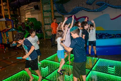 crianças na pista de dança do buffet, aniversário infantil, buffet estação diversão, alphaville, festa infantil, crianças, caminhões, tema caminhão, decoração caminhão, diversão, alegria, lúdico, brincadeiras direcionadas'